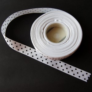 Bild 1 Satinband Weiß mit schwarzen Punkten 15 mm breit 